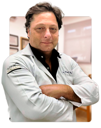 Foto do Doutor Mauad, um homem branco de uns 50 anos com óculos e jaleco branco