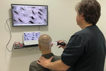 Foto da Dr. Raul atendendo um cliente