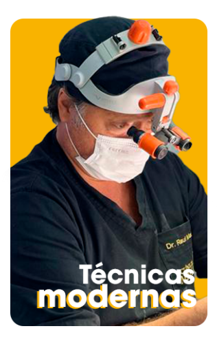 Técnicas modernas Imagem de um médico de uns 50 anos utilizando máscara e aparelhos tecnológicos em uma cirurgia