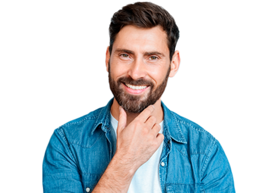 Foto de homem de uns 30 anos branco com cabelo e barba escuros com camiseta branca e jaqueta jeans