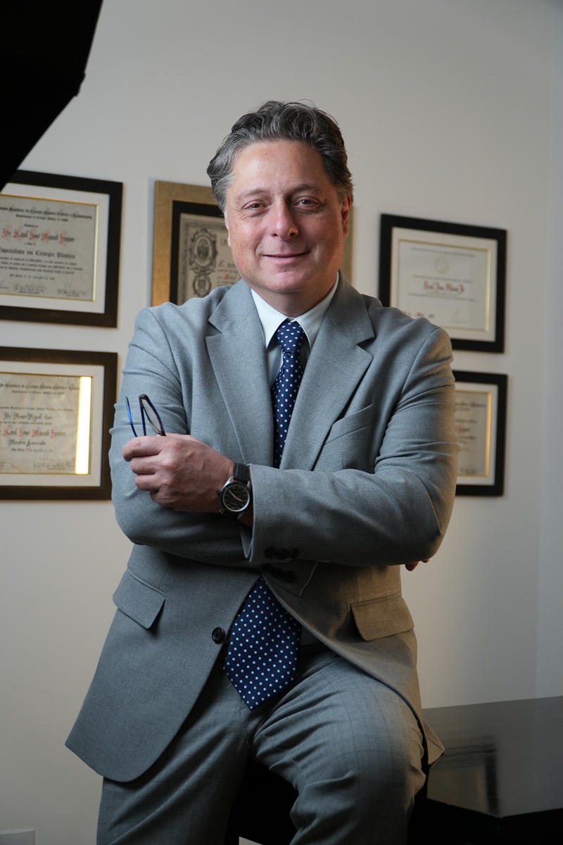 Dr. Raul Mauad em seu consultório