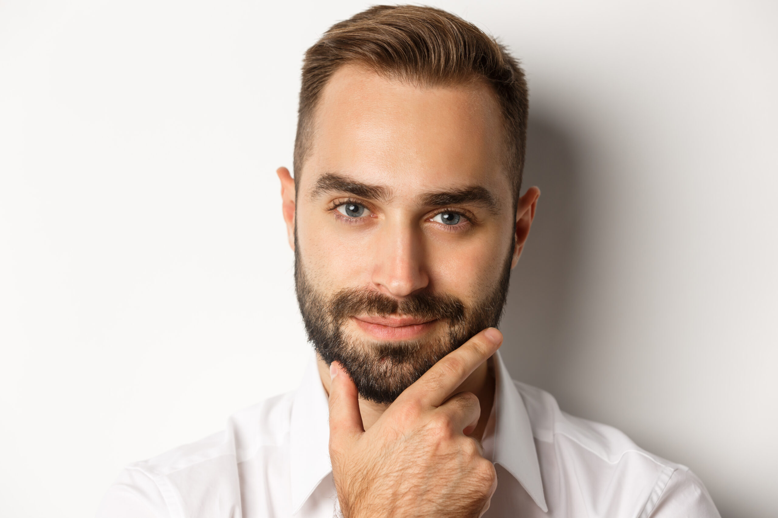 Homem com barba cheia